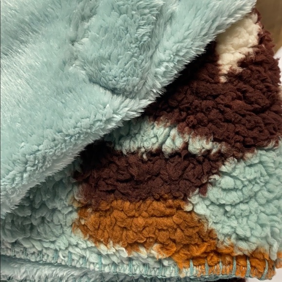 Pendleton - Queen Size Fuzzy Blanket - Picture 4 of 6